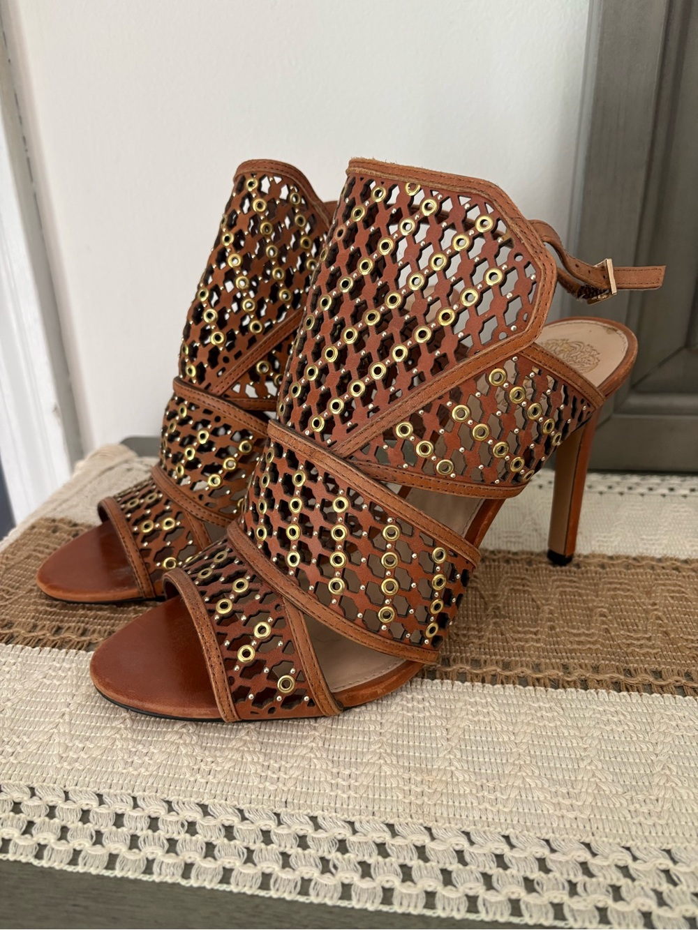 Vince Camuto Kortina Cognac Leather Cutout Studded Heels Size 10M